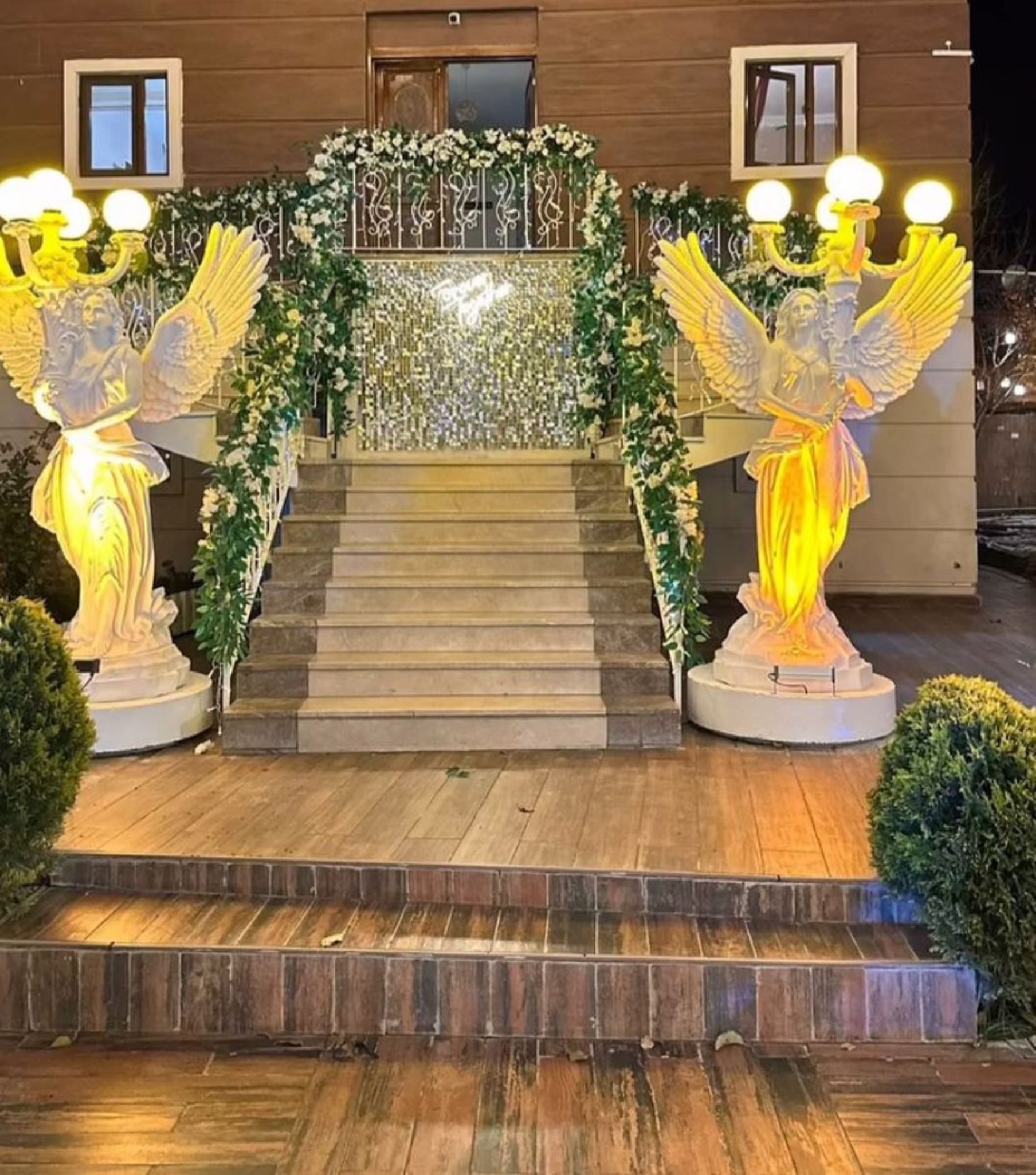 İkili Meşaleli Helen Melek Heykelleri - Zarif ve Dikkat Çekici Aydınlatma